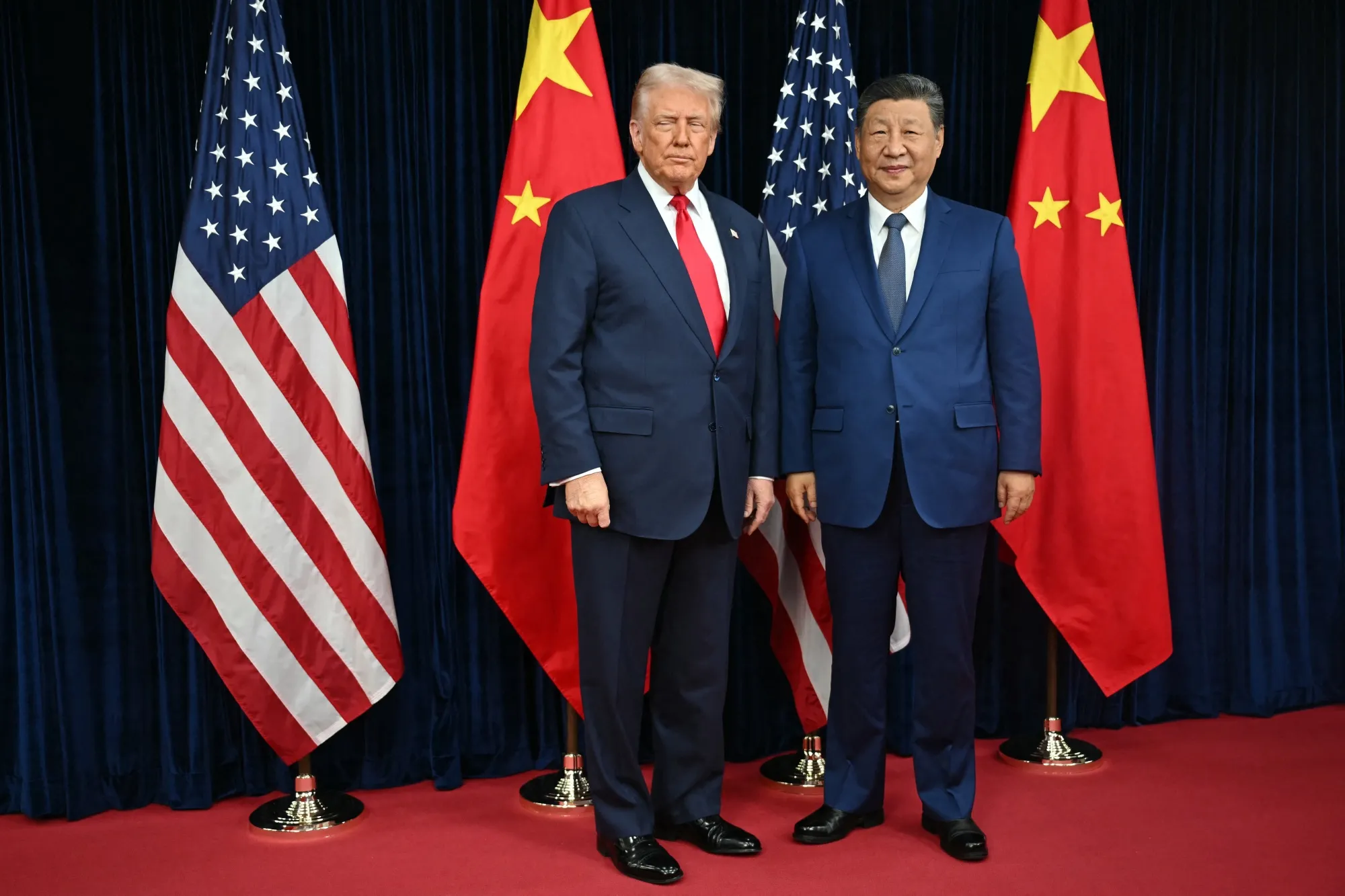 “Xi vs Trump Trade Talks 2025 – handshake at international summit with China and US flags”