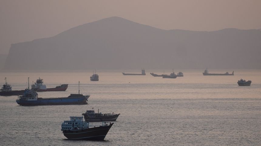 US warships and oil tankers in the Strait of Hormuz during a paused Hormuz operation as high-stakes US–Iran deal talks continue