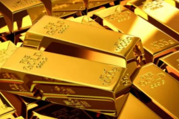 Gold price in Pakistan jumps Rs4,300 per tola to Rs441,636