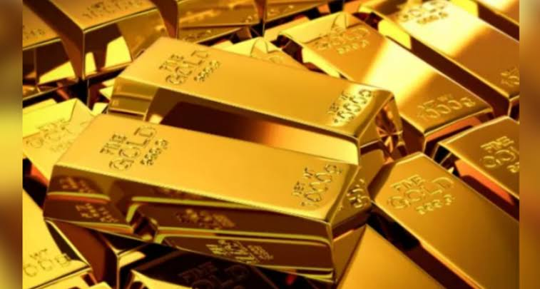 Gold price in Pakistan jumps Rs4,300 per tola to Rs441,636